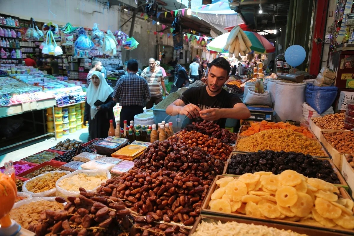 تقرير.. الفلسطينيّون يستعدّون لشهر رمضان وسط خوف وقلق