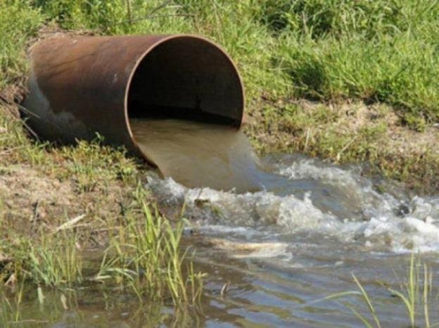 مستوطنون يضخون مياه عادمة في أراضي كيسان شرق بيت لحم
