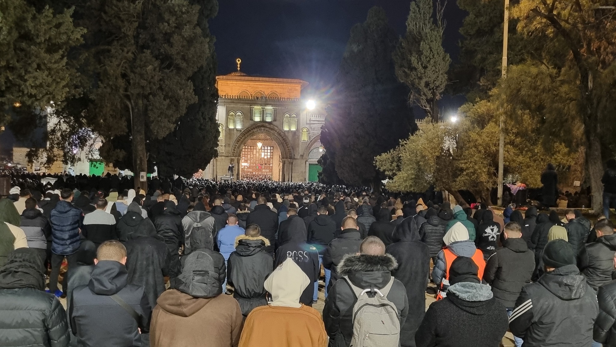 عشرات الآلاف يؤدون صلاتي العشاء والتراويح في المسجد الأقصى