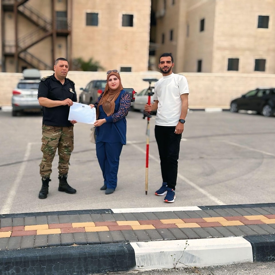 سلطة الاراضي في الخليل تسلم عدة تخصيصات للصالح العام